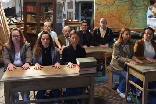 Vorschau Bild von Mit „gehörlos“ widmet sich die Regisseurin Anita Lackenberger
einem bewegenden Kapitel der Zeitgeschichte. Der Film beleuchtet die
sprachliche und kulturelle Minderheit gehörloser Menschen in
Österreich und gibt erstmals umfassend Einblick in ihre oft
verborgenen Lebensrealitäten. Er dokumentiert erschütternde
Schicksale und macht eine Geschichte sichtbar, die lange Zeit
übergangen wurde.