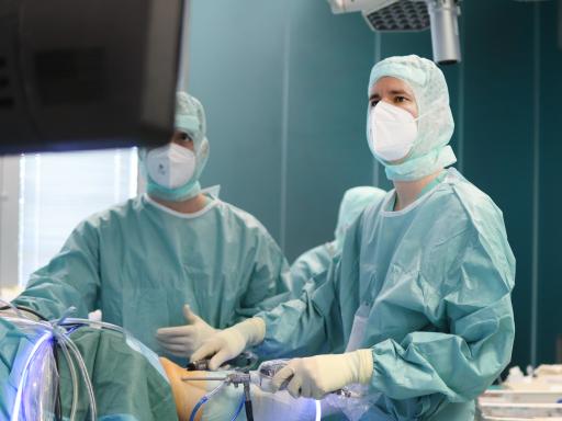  Primarius Doz. Dr. Christian Albrecht beim Arthroskopieren eines
Knies: In der Sportorthopädie ist das Offizielle Kniezentrum führend