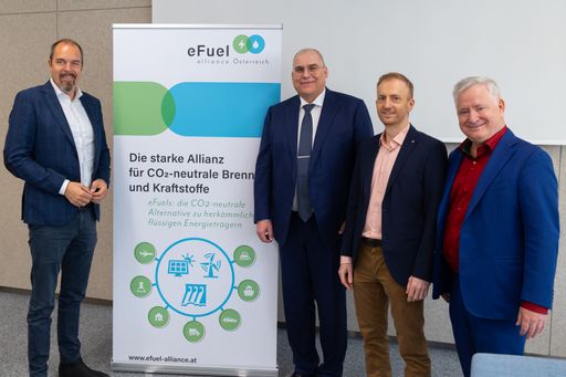 Vorschau Bild von Experten sehen in technologieoffenem Mobilitätsansatz wertvollen
Beitrag zur Wiederbelebung der europäischen Wirtschaft - v.li.:
Jürgen Roth, Uwe Dieter Grebe, Günther Oswald, Stephan Schwarzer