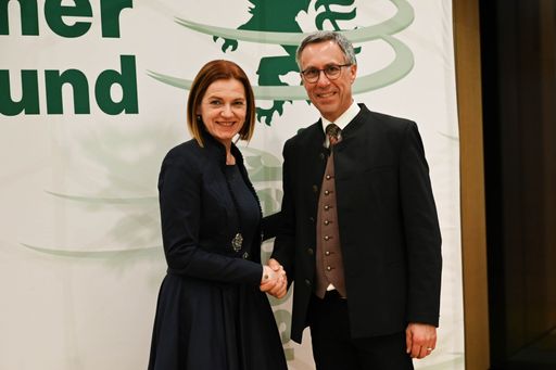 Die neu gewählte Obfrau des Steirischen Bauernbundes und
Agrarlandesrätin, Simone Schmiedtbauer, nimmt die Glückwünsche vom
Präsidenten des Österreichischen Bauernbundes Georg Strasser
entgegen.