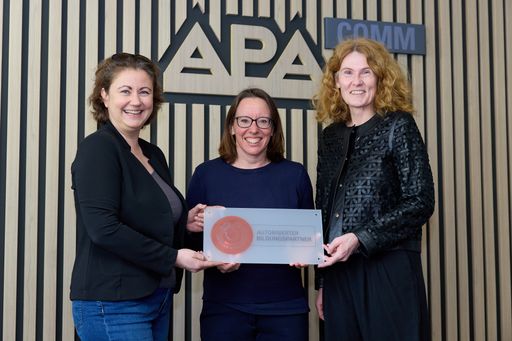 Austrian-Standards-Zertifizierung des KI-Management-Lehrgangs von
APA-Campus (v.l.): Julia Wippersberg (Geschäftsführerin APA-OTS),
Veronika Hofer (Teamlead Personenzertifizierung & Product
Development, Austrian Standards) und Barbara Herbst
(Lehrgangsleiterin).