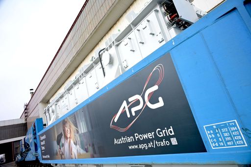 Umladen Trafo für Transport vom Schwerlasthafen Linz in das
Umspannwerk Hütte Süd. Der 220/110-kv-Transformator im
Durchladeträger, kurz vor der Umladung auf den Scherlasttransporter.