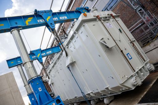 Vorschau Bild von APG - Trafotransport in das Umspannwerk Hütte Süd. Der
220-110-kV-Transformator wird zum Abladen vom Schwerlasttransporter
vor sein Fundament am Hubgerüst fixiert.
