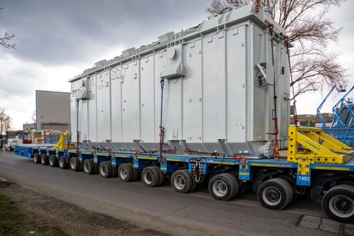 Vorschau Bild von APG - Transport vom Trafo in das Umspannwerk Hütte Süd. Der Trafo
auf seinem Weg mittels ferngesteuerten 14-achsigen
Schwerlasttransporter vom Schwerlasthafen Linz in das Umspannwerk
Hütte Süd.