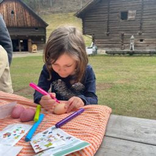 Vorschau Bild von Ostereier bemalen in der Natur mitten im Museumstal beim Werkeln
für Kinder zu Ostern mit Bräuchen, Traditionen und Geschichten rund
um Ostern.