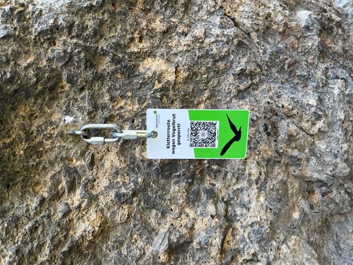 Vorschau Bild von Erstmals verwendet der Alpenverein spezielle Tafeln, um zum
Schutz brütender Vögel einzelne Kletterrouten zu sperren und über
die jeweilige Vogelart zu informieren.