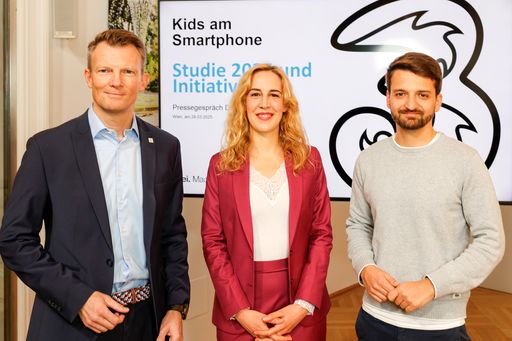 Vorschau Bild von https://www.apa-fotoservice.at/galerie/39178 Wie gehen Eltern mit
dem Thema Sicherheit um und welchen Stellenwert haben technische
Lösungen? Wie kann man Eltern und Kinder beim Einstieg in die
digitale Welt bestmöglich unterstützen? Gemeinsam mit Drei, einer
Expertin aus dem Bereich Mediennutzungsverhalten und dem
Geschäftsführer des österreichischen Startups Ohana thematisiert das
Pressegespräch diese und andere Fragen und präsentiert die
Ergebnisse einer aktuellen marketmind Umfrage.