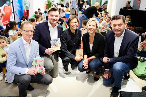  v.l.n.r.: Thomas Gruber (Geschäftsführer der Wiener Lokalbahnen),
Alexander Schierhuber (Geschäftsführer des VOR), Silvia Angelo
(Vorständin ÖBB-Infrastruktur AG), Claudia Brey (Geschäftsführung
ÖBB-Immobilienmanagement GmbH), Erich Prikl (Geschäftsführung
ÖBB-Immobilienmanagement GmbH)