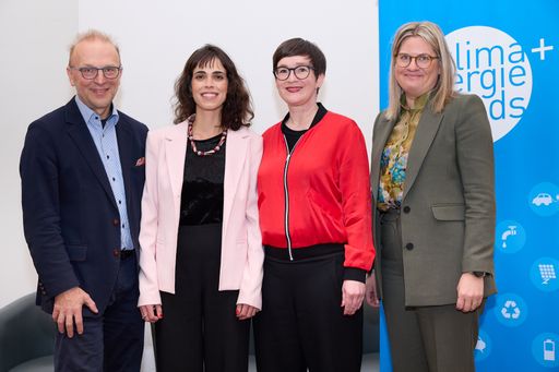  https://www.apa-fotoservice.at/galerie/39160 v.l.n.r.: Bernd
Vogl, Geschäftsführer Klima- und Energiefonds, Camilla Oliveira,
Projektleiterin im Bereich Industrie bei Agora Industry, Henriette
Spyra, Leitung der Sektion III „Innovation und Technologie“ im BMK,
Johanne Bø, Leitung der Abteilung für kommerzielle Carbon Capture,
Utilization and Storage (CCUS) bei Holcim AG.