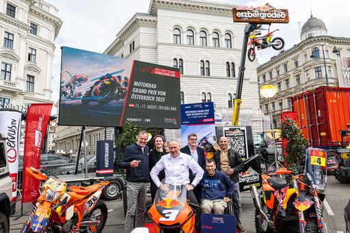 Vorschau Bild von Karl Katoch und seine hochkarätigen Motorsport-Gäste im Red Bull
Erzbergrodeo Ausstellungsbereich direkt an der Wiener Ringstrasse