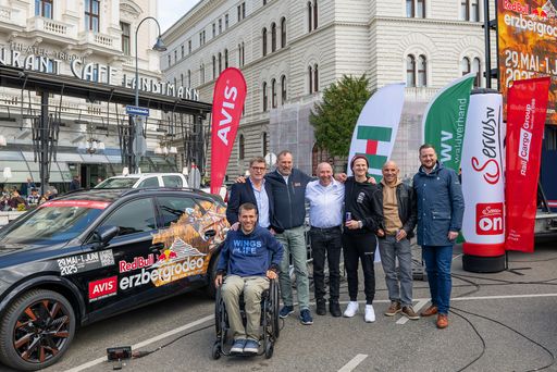 Vorschau Bild von Karl Katoch und seine hochkarätigen Motorsport-Gäste im Red Bull
Erzbergrodeo Ausstellungsbereich direkt an der Wiener Ringstrasse
