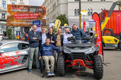 Vorschau Bild von Karl Katoch und seine hochkarätigen Motorsport-Gäste im Red Bull
Erzbergrodeo Ausstellungsbereich direkt an der Wiener Ringstrasse