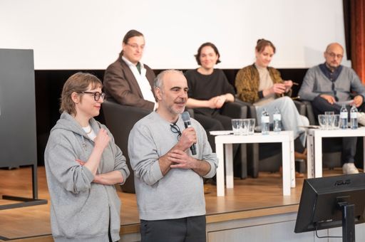 Vorschau Bild von Diagonale Intendanz im Hintergrund Podium Pressegespräch BRING'S
ANS LICHT