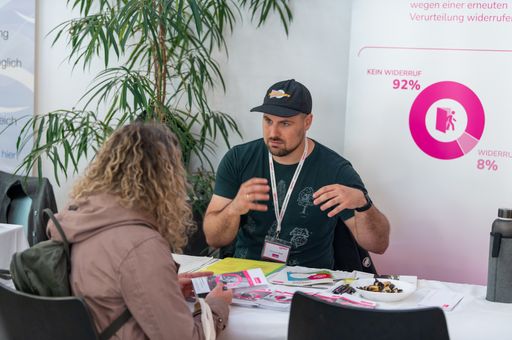  50 soziale Unternehmen und Ausbildungsstätten stehen für
persönliche Beratung zur Verfügung.
