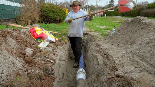Jürgen im Graben der neu verlegten Wasserleitung. // Weiterer
Text über ots und www.presseportal.de/nr/6605 / Die Verwendung
dieses Bildes für redaktionelle Zwecke ist unter Beachtung aller
mitgeteilten Nutzungsbedingungen zulässig und dann auch honorarfrei.
Veröffentlichung ausschließlich mit Bildrechte-Hinweis.