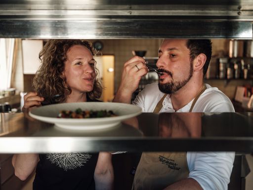 Vorschau Bild von Das Wirtspaar in der Küche.