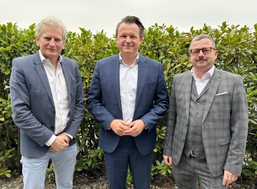  Ossi Hicker (rechts) übernimmt ab Juni Geschäftsführung und
Chefredaktion der RegionalMedien Niederösterreich, RegionalMedien
Austria Vorstand Georg Doppelhofer (Mitte), Geschäftsführer Gerhard
Riedler (links) fokussiert sich auf den Medienmarkt in der
Bundeshauptstadt