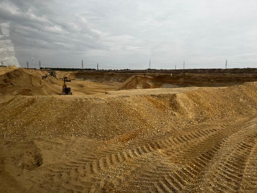 Vorschau Bild von Eine beispielhafte potentielle Bodenaushubdeponie, welche derzeit
von Schönkirchner Kies ausgekiest wird und dann von Geiger
Österreich verfüllt wird.
