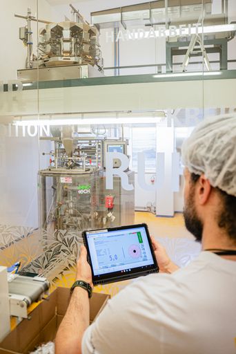 In der SONNENTOR Maschinenführung arbeiten Mensch und Maschine
eng zusammen.