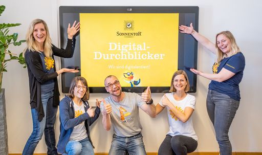Vorschau Bild von Abteilungsleiterin Sonja Aigner (links im Bild) mit ihrem Team,
den „Digital-Durchblickern“.