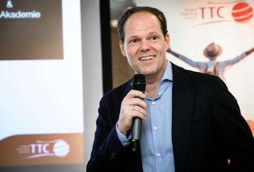 Vorschau Bild von Christian Wildfeuer bei der Eröffnungsrede zur 25-Jahr-Feier der
TTC Training Center Unternehmensberatung GmbH.