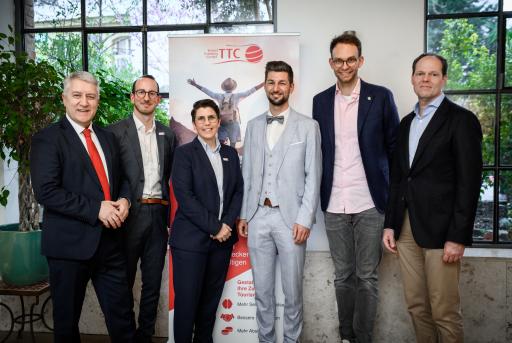 Vorschau Bild von Bildunterschrift (vlnr): Wolfgang Lackner, Vorsitzender des
Vorstandes Europäische Reiseversicherung, Kevin Radinger,
Vertriebsleiter Europäische Reiseversicherung, Isabelle Fleury,
Geschäftsführerin TTC, Philipp Griessler, HR Young Talents,
Verkehrsbüro, Nicolas Vorsteher, CEO chatlyn, Christian Wildfeuer,
Geschäftsführer TTC.