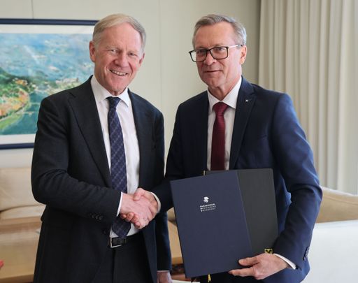 Unterzeichneten das Partnerschaftsabkommen: PMU-Rektor Wolfgang
Sperl und RVS-Generaldirektor Heinz Konrad.