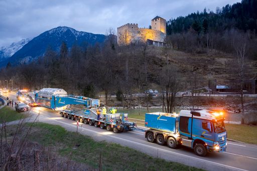 Vorschau Bild von Schwertransport passiert Schloss Bruck