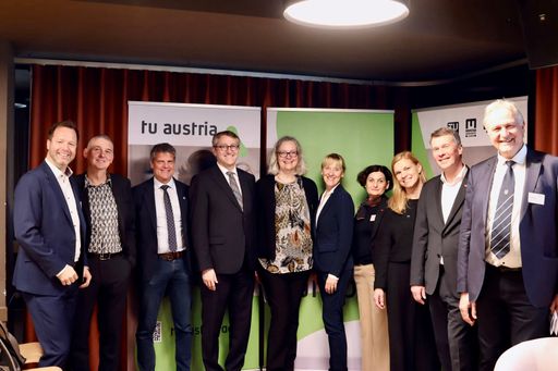 Vorschau Bild von v.l.n.r.: Stefan Zotti (Deputy Head of Unit at European
Commission), Jörg Niehoff (Directorate-General for Research &
Innovation), Rektor Jens Schneider (TU Wien), Botschafter Franz
Wirtenberger (Deputy Permanent Representative of Austria to the
European Union), Susanne Conze (Directorate-General for Education,
Youth, Sport and Culture), Barbara Weitgruber (Director General for
Scientific Research and International Relations), Vizerektorin
Andrea Höglinger für Forschung (TU Graz) , Susanne Feiel (Head of
MIREU, MU Leoben), Rektor Horst Bischof (TU Graz) und Rektor Peter
Moser (MU Leoben).