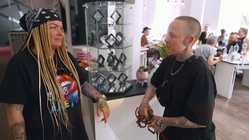 Beautysalonbetreiberin Jezzs Geschäfte laufen schlecht. Die
41-Jährige (li.) wird erfinderisch und versucht ihre Kunden mit
neuen Angeboten zum Kaufen zu bewegen. Ehefrau Krümel (re.)
unterstützt sie natürlich. // Weiterer Text über ots und
www.presseportal.de/nr/6605 / Die Verwendung dieses Bildes für
redaktionelle Zwecke ist unter Beachtung aller mitgeteilten
Nutzungsbedingungen zulässig und dann auch honorarfrei.
Veröffentlichung ausschließlich mit Bildrechte-Hinweis.