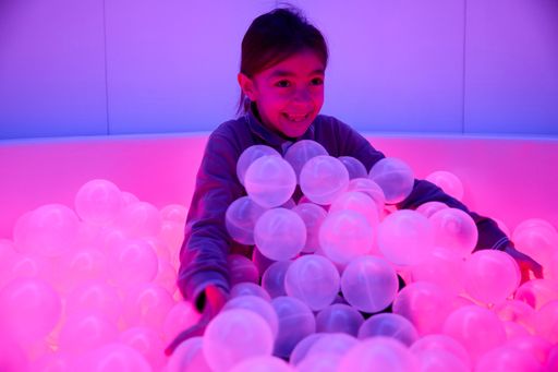  Bild_01: Mädchen im Bällebad im Sensory Room im CONCORDIA
Tageszentrum in Prizren, Kosovo_c_Benjamin Kaufmann