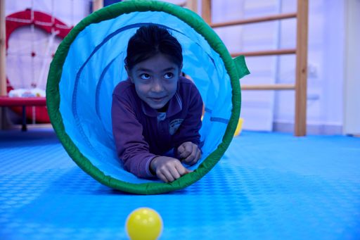 Vorschau Bild von Bild_02_Mädchen im Kriechtunnel im Sensory Room im CONCORDIA
Tageszentrum in Prizren, Kosovo_c_Benjamin Kaufmann