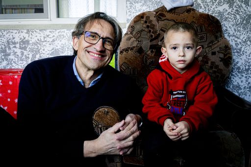 Vorschau Bild von Der 5-jährige Mircea aus Moldau mit schwerem Herzfehler, der
dringend lebensrettende Behandlungen braucht, links davon Pater
Markus Inama SJ, Vorstandsmitglied von CONCORDIA