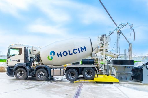 Vorschau Bild von Holcim investiert weiter in die Dekarbonisierung von Beton: Im
Holcim Betonwerk Alberner Hafen wurde im März die erste
CO2-Speicheranlage in Österreich in Betrieb genommen.
Technologiepartner ist das international ausgerichtete Startup
neustark, mit dessen neu-entwickelter Anlage CO2 dauerhaft im
Betonmischwasser gespeichert wird.