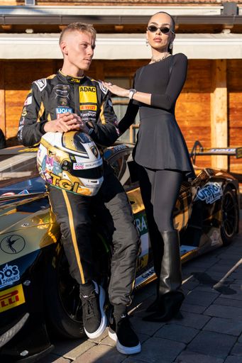 Vorschau Bild von In der malerischen Kulisse von Rosi’s Sonnbergstubn in Kitzbühel,
auf 1200 Meter Meereshöhe gelegen, feierten unter anderem auch der
DTM-Driver Luca Engstler und Model Ivana Essl.