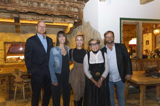 100 geladene Partner und prominente Gäste feierten bei einem
Privatkonzert von Christina Stürmer das von Katarina und Helmut
Kaltenegger gegründete Unternehmen und ihre erfolgreiche
Geschäftsidee: den Handel mit Goldprodukten als Termingeschäft sowie
ein Jahr TGI TV auf YouTube.