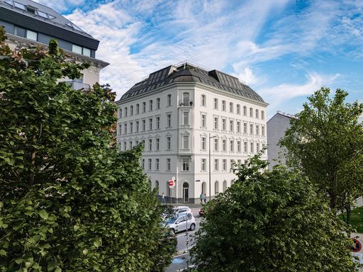 Die Hausansicht der Liegenschaft mit neuer Fassade und
ausgebautem Dachgeschoss.