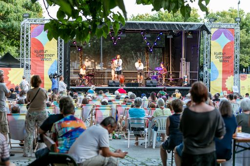  Frau Thomas & Herr Martin und die Pralinen am Schrödingerplatz,
Kultursommer Wien 2024, Foto: Judith Stehlik