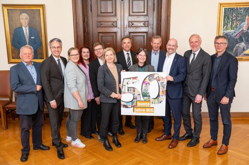  Gratulanten aus Stadtregierung und Haus Graz feiern das
50-Jahr-Jubiläum.