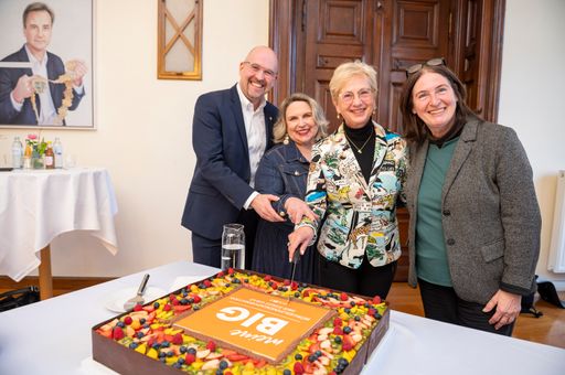 Vorschau Bild von Anschnitt der Jubiläumstorte: Leiter der Abteilung für
Kommunikation Maximilian Mazelle mit den ehemaligen
Chefredakteurinnen Marina Dominik und Roswitha Preininger und
Bürgermeisterin Elke Kahr (v. l.).