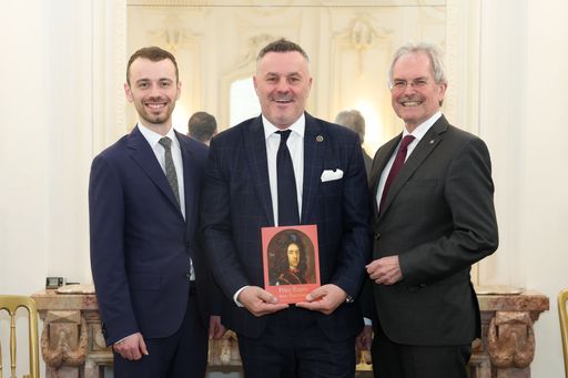 Vorschau Bild von Feierliche Eröffnung der neuen Sonderausstellung in Schloss Hof
mit rund 200 Gästen, darunter Generalsekretär des Bundesministeriums
für Wirtschaft, Energie und Tourismus, Severin Gruber,
Niederösterreichs Landtagspräsident Karl Wilfing und Bürgermeister
von Engelhartstetten, Andreas Zabadal.