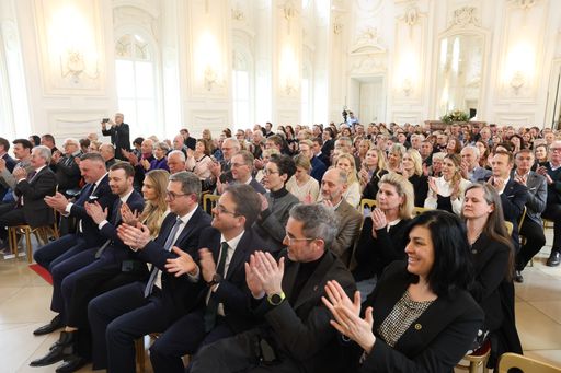 Vorschau Bild von Am 7.4.2025 feierten rund 200 Gäste, darunter der Generalsekretär
des Bundesministeriums für Wirtschaft, Energie und Tourismus,
Severin Gruber, Niederösterreichs Landtagspräsident Karl Wilfing und
der Bürgermeister von Engelhartstetten, Andreas Zabadal, die
feierliche Eröffnung der Sonderausstellung im Festsaal von Schloss
Hof.