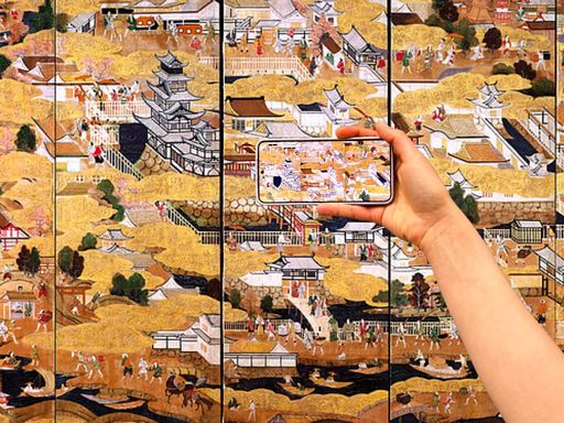 Vorschau Bild von Der historische Paravent mit der Originaldarstellung der
Burganlage von Osaka ist 4,8 Meter breit und entstammt der Sammlung
von Schloss Eggenberg in Graz.