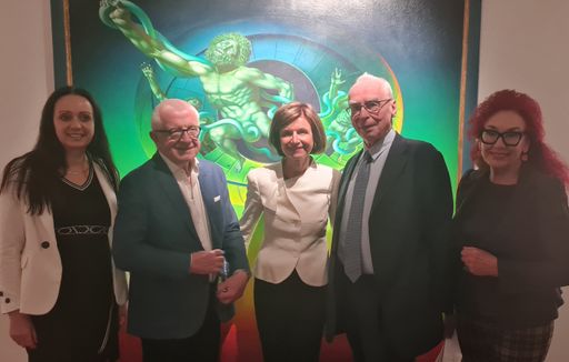  v.l.: Club Tirol-Vorstandsmitglied Martina Scheiber (HR-SCOPE),
Kurator Herbert Giese, Club Tirol-Vizepräsidentin Renate Danler
(Renate Danler Consulting), Hausherr Klaus Ortner und Club
Tirol-Vorstandsmitglied Charlotte Sengthaler (Spa Ceylon Austria)