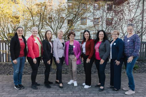 Die wiedergewählte Bundesbäuerin Irene Neumann-Hartberger
(4.v.l.) im Kreis der Landesbäuerinnen. v.l. Christine Riepl - Bgld,
Claudia Entleitner - Sbg und Bundesbäuerinnen-Stellvertreterin,
Esther Bitschnau - Vbg, Neumann-Hartberger, Helga Brunschmid -
Tirol, Astrid Brunner - Kärnten und Bundesbäuerin-Stellvertreterin,
Johanna Haider - OÖ, Anneliese Schippani - Wien, Viktoria Brandner -
Stmk.