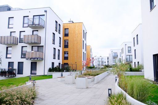  Nach dem dramatischen Einbruch am Wohnungsmarkt 2023 um -27,4 %
hat sich die Lage 2024 wieder erheblich gebessert.
