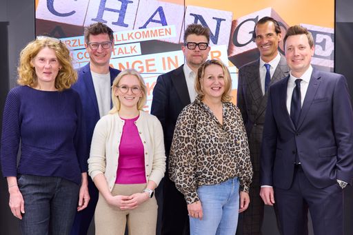 Beim APA-Comm-Talk „How to Change: Status quo und Strategien für
den KI-Wandel“ diskutierten (v.l.): Barbara Herbst (en.AI.ble),
Klemens Ganner (APA), Carolin Plas (Magenta Telekom), Stefan Kreppel
(Österreich Werbung), Sabine Köszegi (TU Wien), Thomas Schwabl
(Marketagent), Alexander Raffeiner (Moderation/Raffeiner
Reputation).