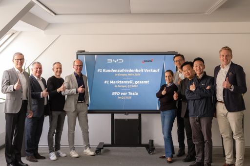 (v.l.n.r.): Hansjörg Mayr (Vorstandsmitglied der Wolfgang Denzel
Auto AG), Christian Schalk (After Sales Manager - BYD Austria), Rene
Petzner (Head of Marketing - BYD Austria), Daniel Jäger (Head of CX,
Sales & Network - BYD Austria), Maria Grazia Davino (Regional
Managing Director – BYD Europe), Danijel Dzihic (Managing Director –
BYD Austria), Cokey Huang (Head of After Sales Service Center – BYD
Europe), Jontey Li (Country Manager AT, HU, CH, MT, CY – BYD Europe)
und Patrick Lang (Sales Manager – BYD Europe)