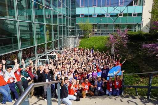  Gruppenbild aller Teilnehmer:innen - Web-Expert:innen und
WordPress-Enthusiasten treffen sich beim WordCamp Vienna.