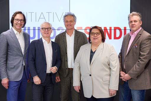 https://www.apa-fotoservice.at/galerie/39161 Im Bild v.l.n.r.:
Mag. Philipp Lindinger (Initiative Wund?Gesund!), Dr. Arno
Melitopulos (Österreichische Gesundheitskasse), Mag. Georg Hrovat
(Österreichische Apothekerkammer), Mag.a Martina Laschet (Initiative
Wund?Gesund!), Univ.-Prof. Dr. Lars-Peter Kamolz, MSc
(Universitätsklinikum Graz)